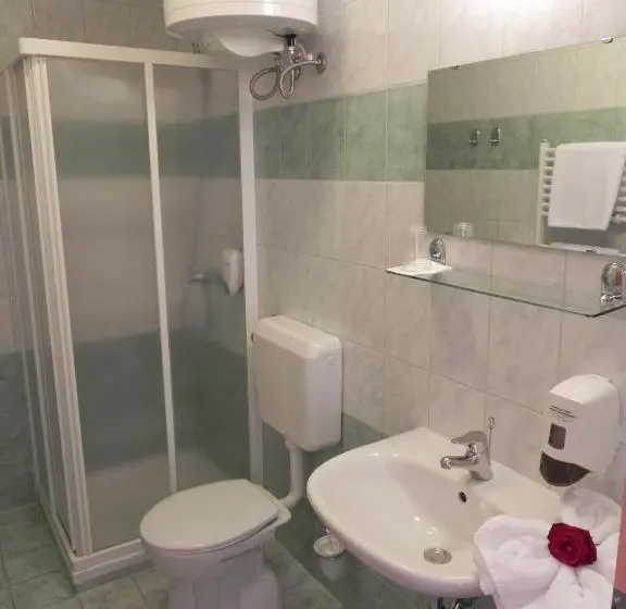 اتاق کلاسیک چهارنفره, Motel Majolka