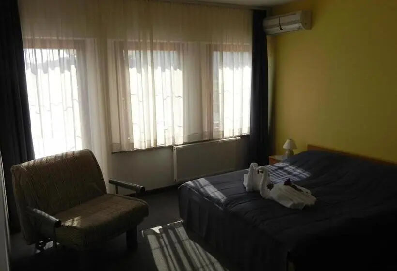 اتاق کلاسیک چهارنفره, Motel Majolka