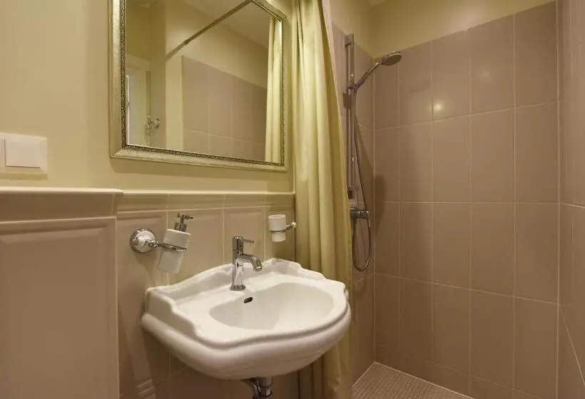 اتاق استاندارد سه تخته با بالکن, Vila Klasika