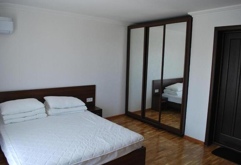 Cameră superioară vedere la mare cu balcon, Shpinat