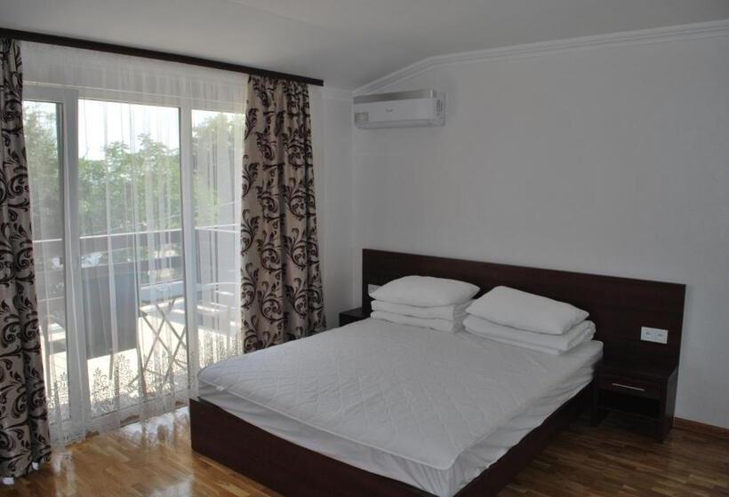 Cameră superioară vedere la mare cu balcon, Shpinat