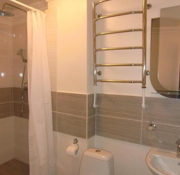 Cameră Cvadruplă Standard, Shpinat