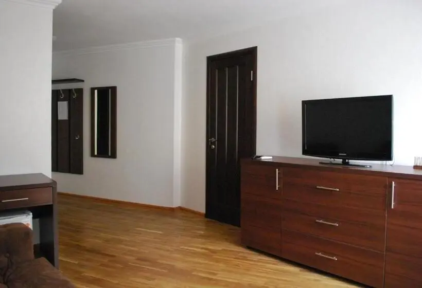 Cameră Cvadruplă Standard, Shpinat