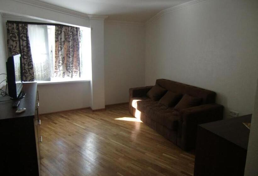 Cameră Cvadruplă Standard, Shpinat