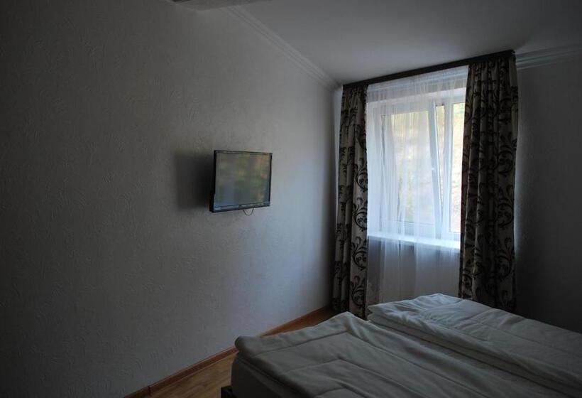 Cameră Cvadruplă Standard, Shpinat