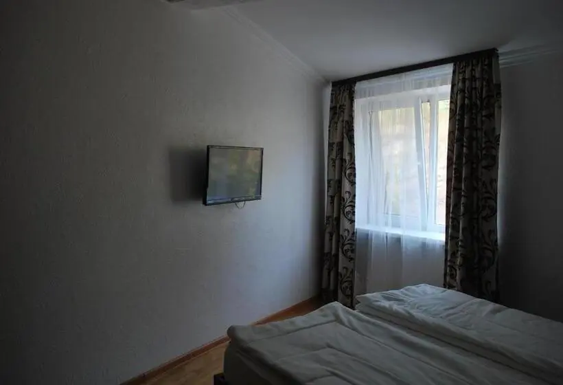 Cameră Cvadruplă Standard, Shpinat