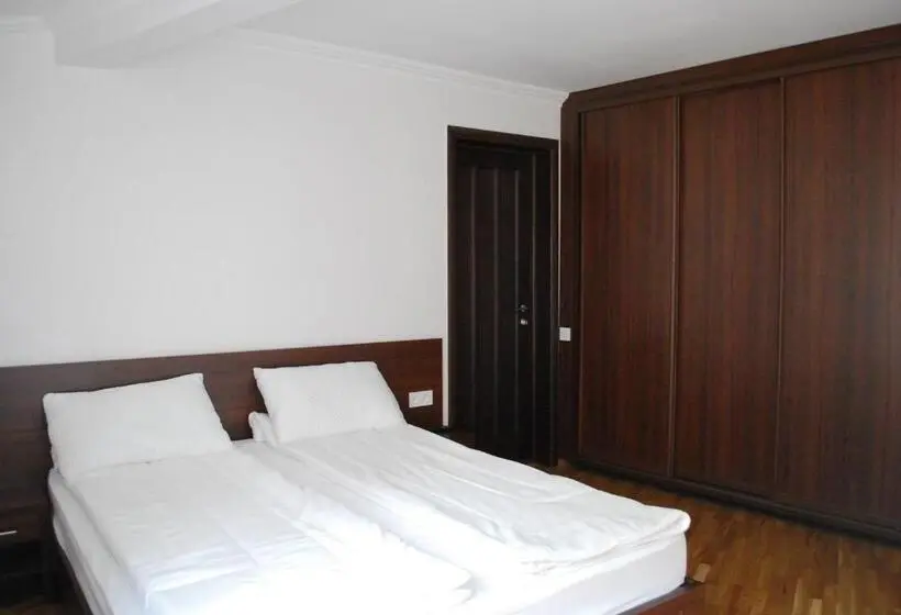 Cameră Cvadruplă Standard, Shpinat