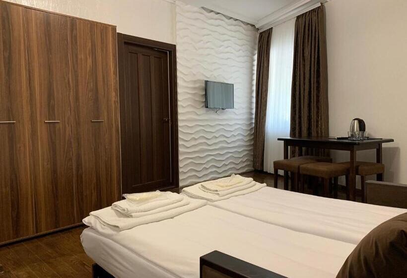 Suite Familiar, Shpinat