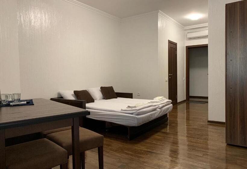 Suite Familiar, Shpinat