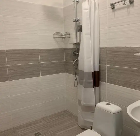 Cameră Deluxe, Shpinat