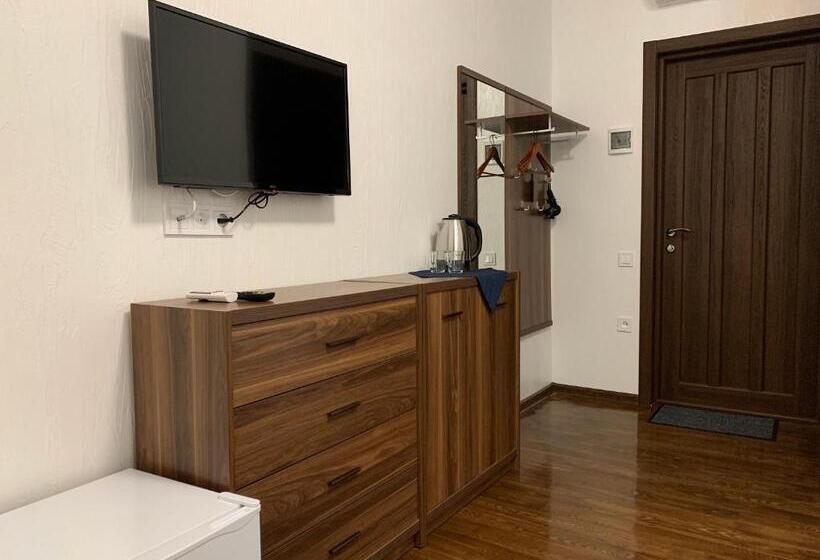 Cameră Deluxe, Shpinat