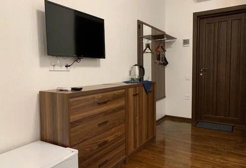 Cameră Deluxe, Shpinat