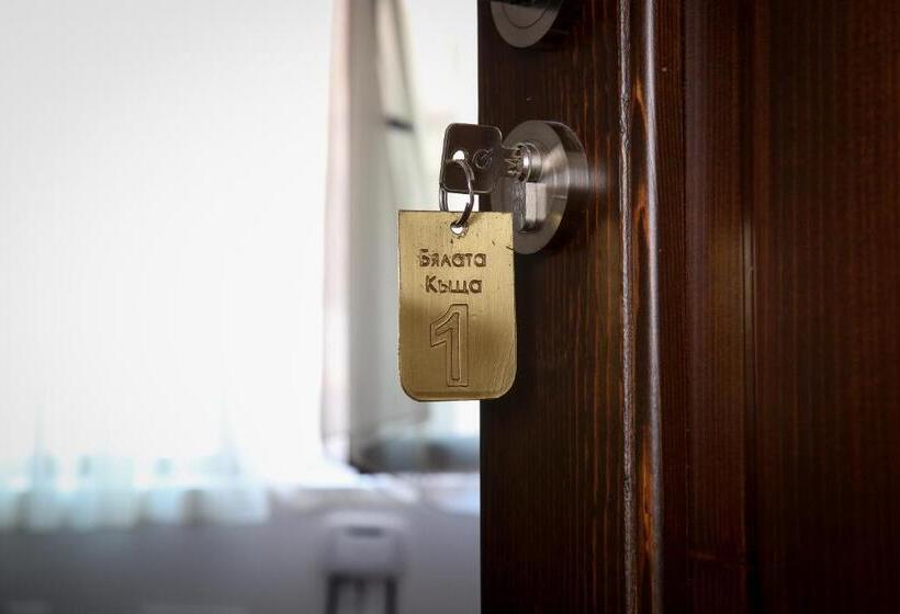 Deluxe Familjerum, бялата къща