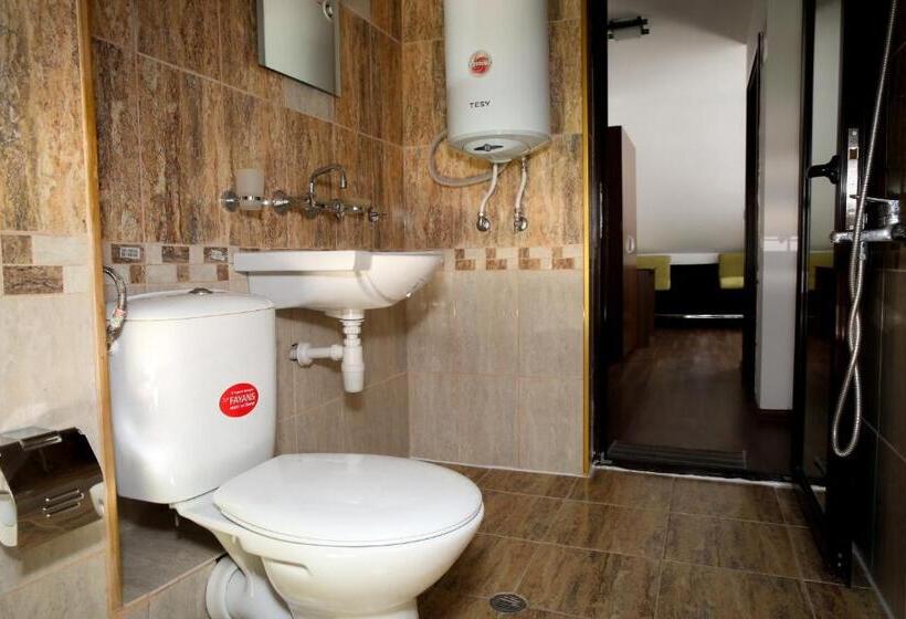 Familjerum, бялата къща