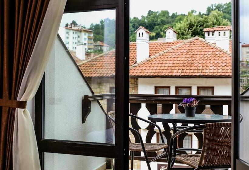 Familjerum, бялата къща