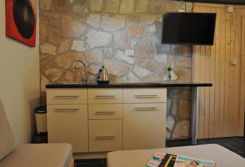 کلبه ییلاقی, Chalet Escapade With Sauna