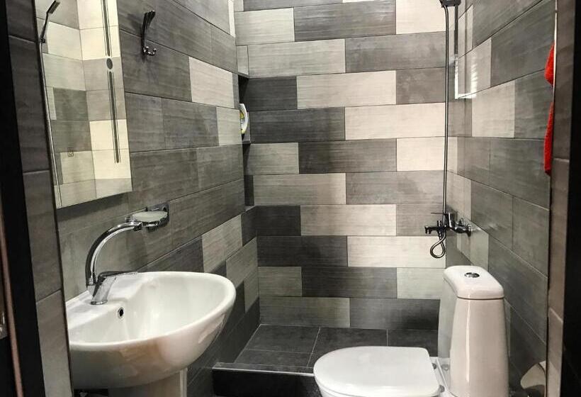 اتاق لوکس با بالکن, Gurami Guest House 1