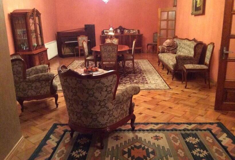 اتاق لوکس با بالکن, Gurami Guest House 1