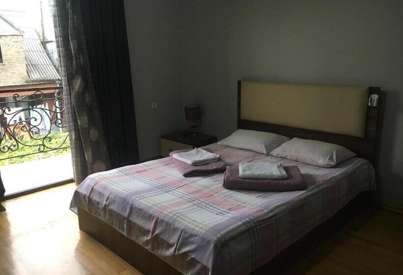 اتاق لوکس با بالکن, Gurami Guest House 1