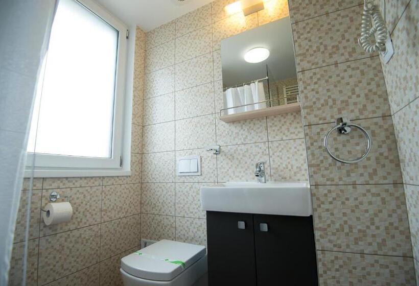 اتاق استاندارد سه نفره, Panorama Business Inn