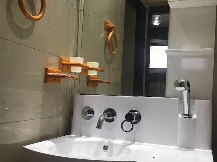 اتاق خانوادگی, Valley View Lodge