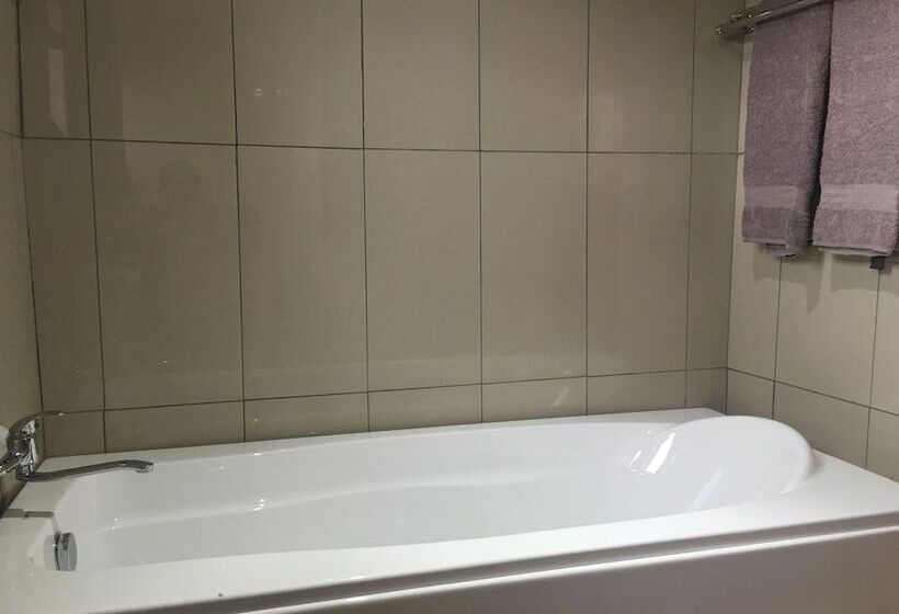 اتاق خانوادگی, Valley View Lodge