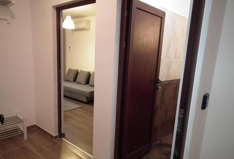 스탠다드 트리플 룸, White House