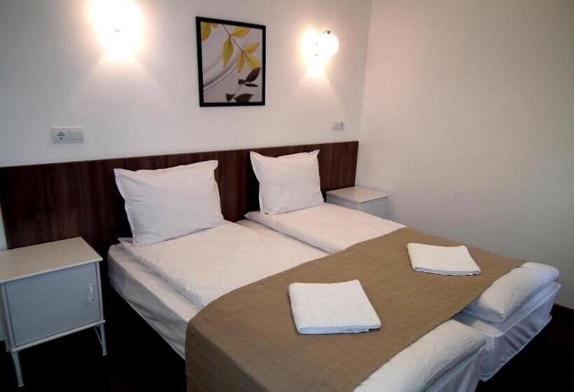 스탠다드 트리플 룸, White House