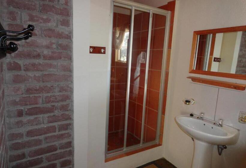 بانگلوی استاندارد, Terra Rouge Guestfarm & Sonstraal Farmhouse