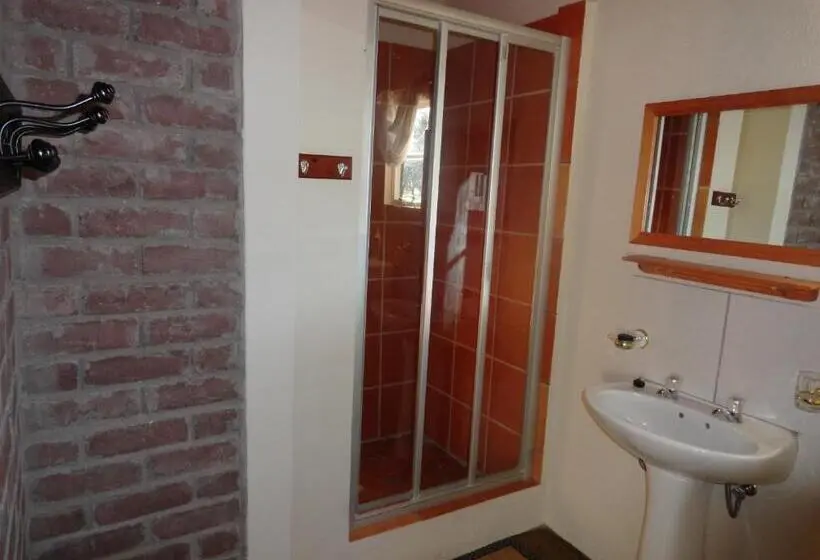 بانگلوی استاندارد, Terra Rouge Guestfarm & Sonstraal Farmhouse