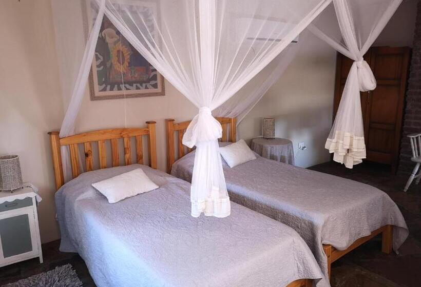 بانگلوی استاندارد, Terra Rouge Guestfarm & Sonstraal Farmhouse