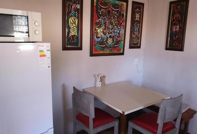 بانگلوی استاندارد, Terra Rouge Guestfarm & Sonstraal Farmhouse