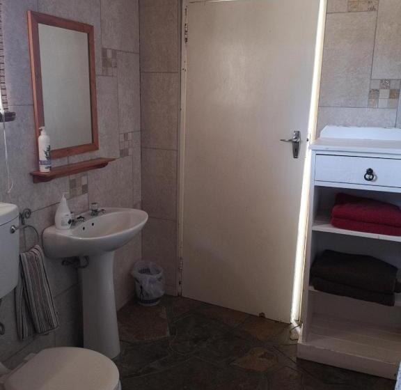 بانگلوی استاندارد, Terra Rouge Guestfarm & Sonstraal Farmhouse