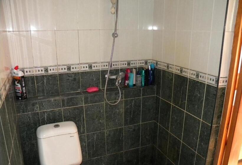 اتاق خانوادگی, Guest House Dacha