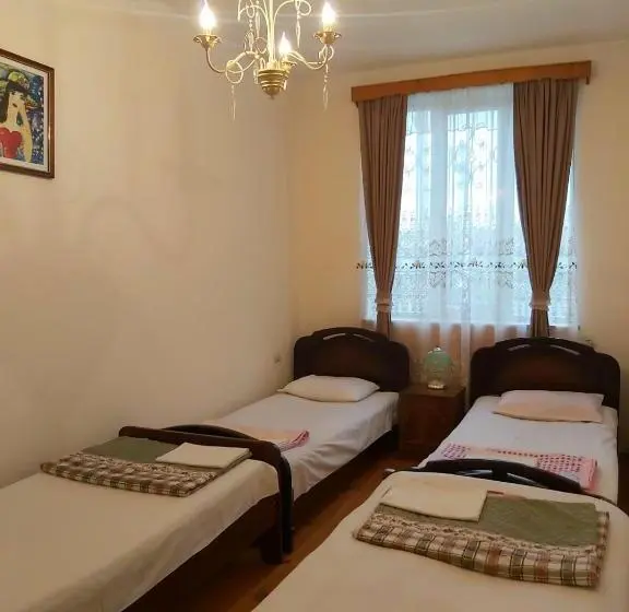 اتاق استاندارد چهار تخته, Nitsa Guest House