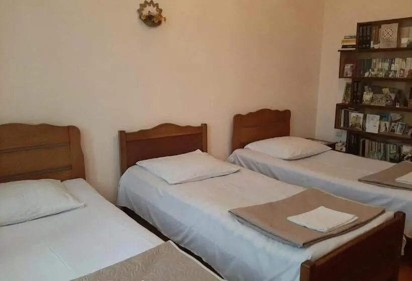 اتاق استاندارد سه نفره, Nitsa Guest House