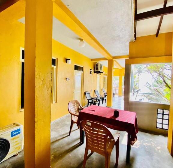 اتاق استاندارد با بالکن, Praneeth Guest House