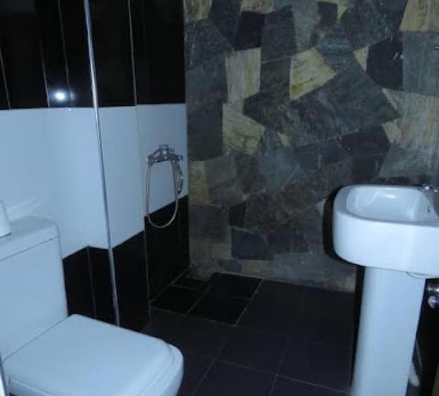 标准间, Shadow Inn Ella