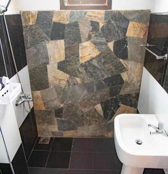 标准间, Shadow Inn Ella