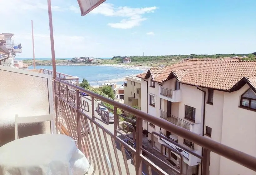 اتاق استاندارد سه نفره, Dream House