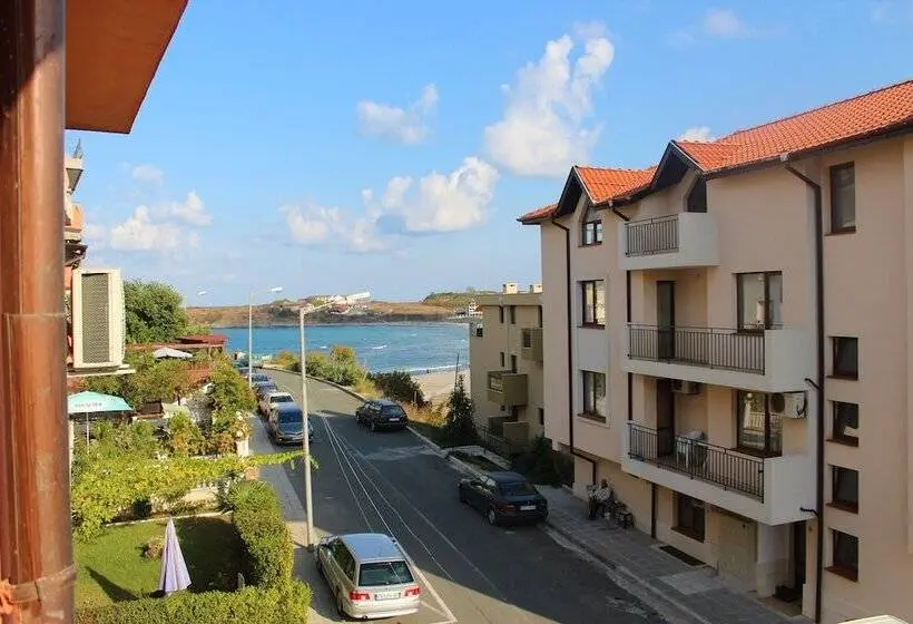 اتاق استاندارد سه نفره, Dream House