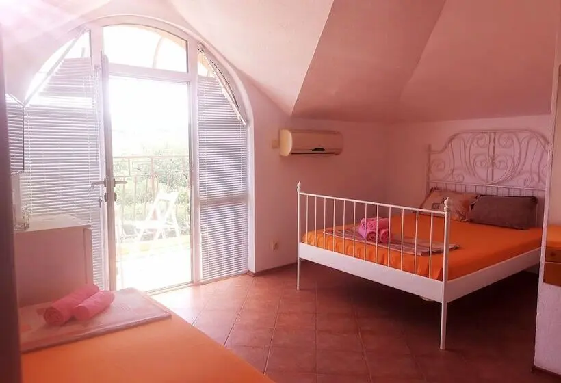 اتاق استاندارد سه نفره, Dream House