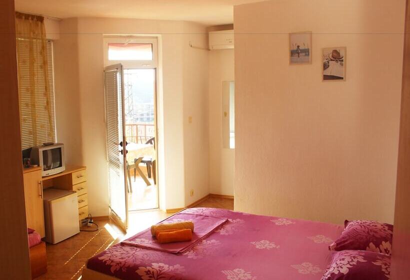 غرفة قياسية ثلاثية, Dream House