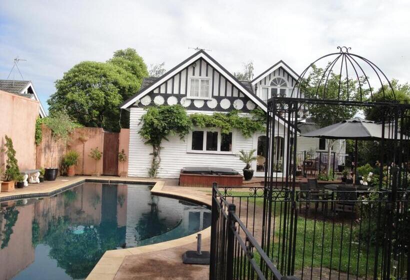 Дом 4 Спальни, English Tudor House