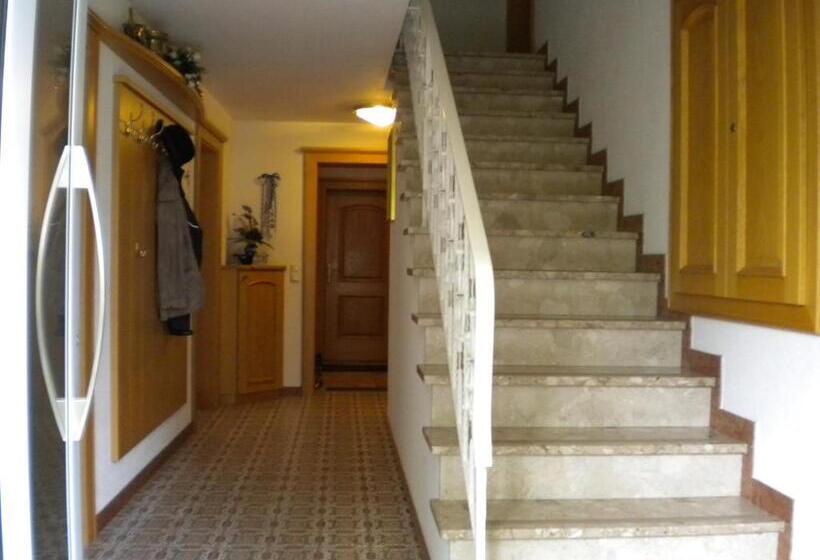 スタンダードスタジオ, Gästehaus Jedinger