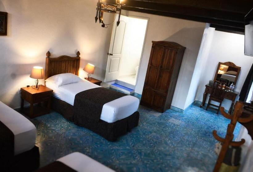 스탠다드 트리플 룸, Hostal Plaza Central