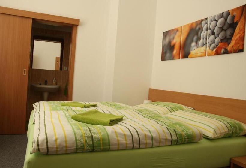 Quarto Estandar, Penzion Bobule