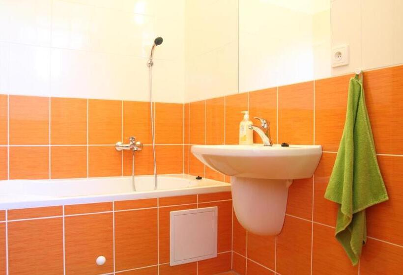 Escritório Estándar, Penzion Bobule