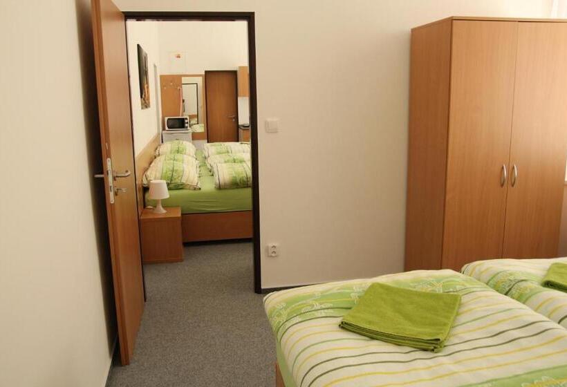 Escritório Estándar, Penzion Bobule