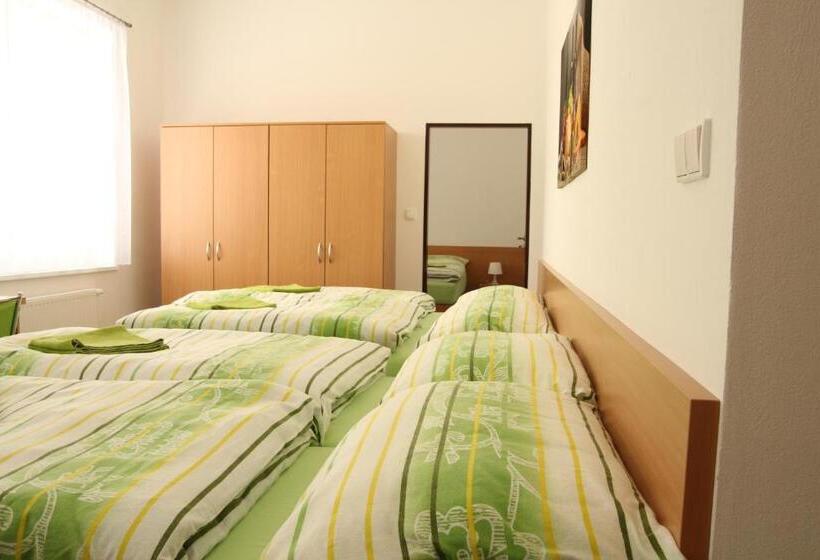 Escritório Estándar, Penzion Bobule